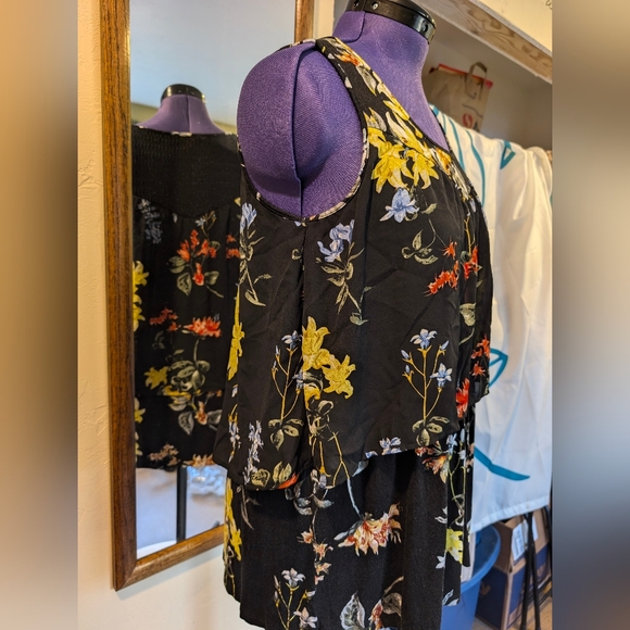 Cupio women's sleeveless top - Picture 2 of 12